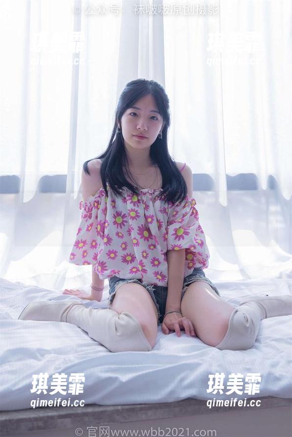 BoBoSocks袜啵啵-朵朵 BoBoSocks袜啵啵 - 朵朵的厚黑丝美图,怎么感觉像是在叛逆青春的秘密呢?