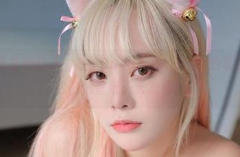 别说我不喜欢游泳，看着Dami(퀸다미)的泳池写真就想把它设成壁纸天天欣赏。