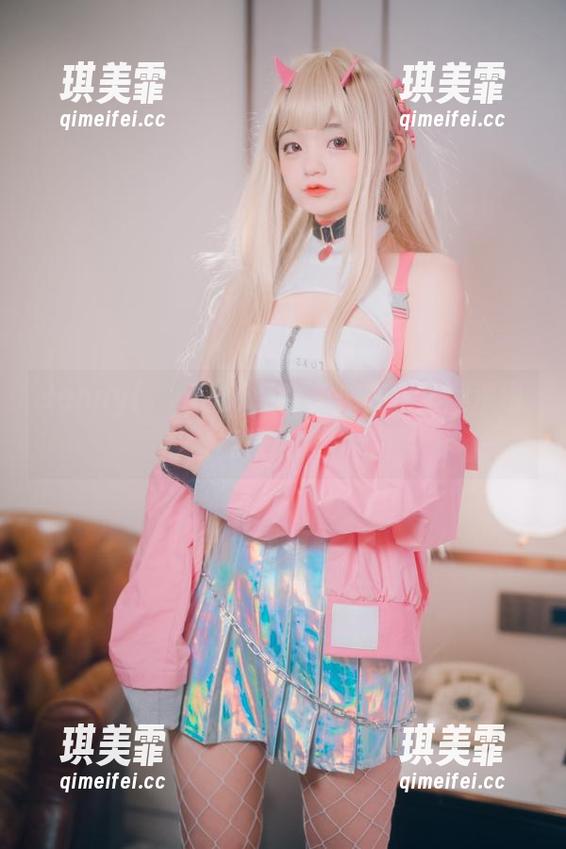 Jenny(정제니)泳装合集：在水里翻滚也能很风骚！