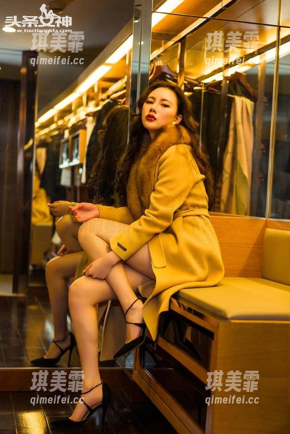 TouTiao头条女神 - 一套好的衣服和周熙妍的私拍，你选哪个？