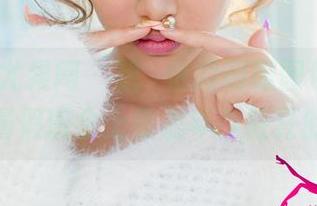 UGirls尤果网 – 温鈊怡的制服图包，让我有种在暑假班会上重温年少轻狂的感觉。