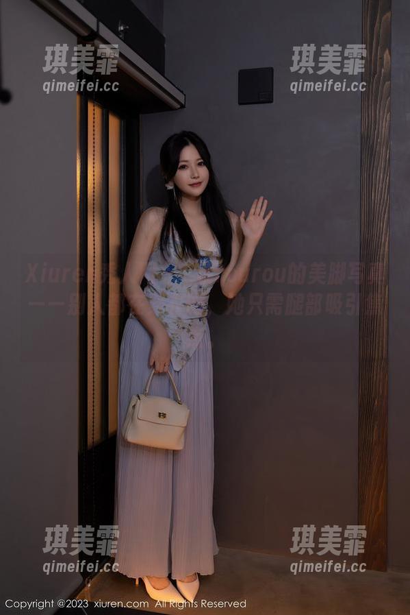 Xiuren秀人网-媃柔rourou Xiuren秀人网 - 媃柔rourou的美脚写真——别人都在穿衣服,她只需腿部吸引焦点。