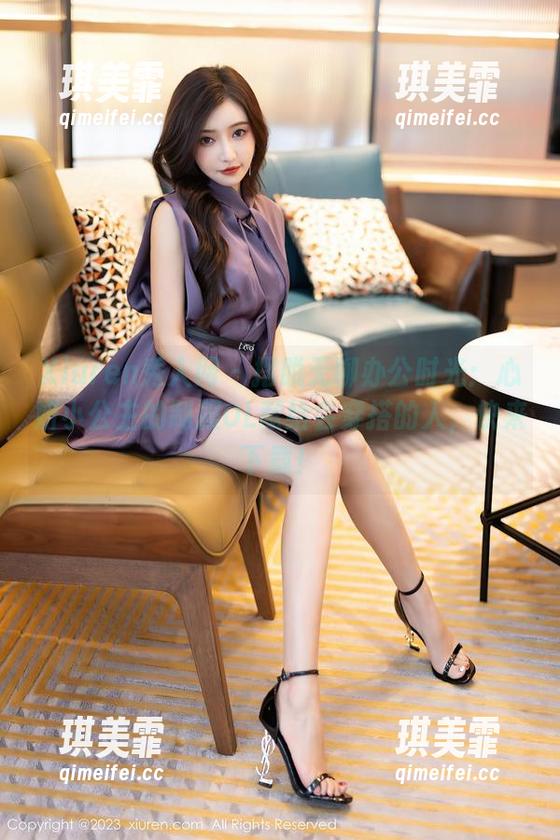 Xiuren秀人网 - 摆脱无聊办公时光：心妍小公主的制服OL献给会穿搭的人，快来下载！