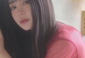 wuyo(우요)与连体衣的深情对话，图册深藏无言的注视