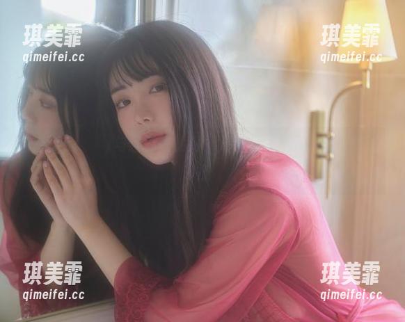 wuyo(우요)与连体衣的深情对话，图册深藏无言的注视