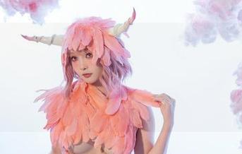 云溪溪奶桃的写真作品：白娘子&青蛇，俩角色都很符合她的个性，是不是有些过火了？