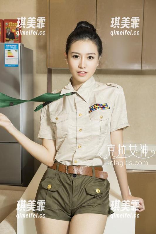 克拉女神-汤怡 克拉女神 - 汤怡的JK写真:当制服碰上我的“严肃”脸