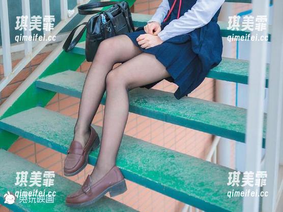 兔玩映画的写真，绝对领域，不知道为啥脑海里就浮现出各种奇怪的联想。