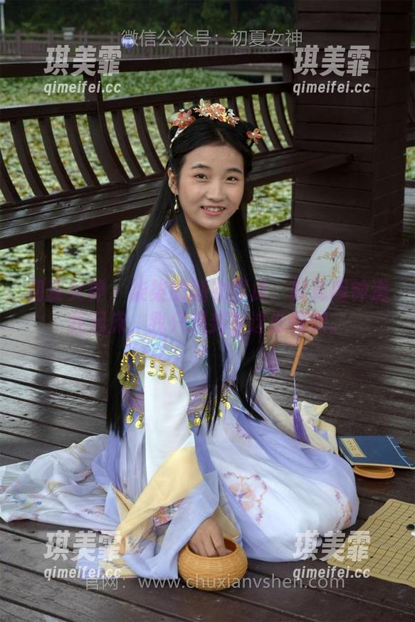 初夏女神 - 柒柒的睡衣图库：就算闹钟逼我起床，我只想封存这份慵懒。