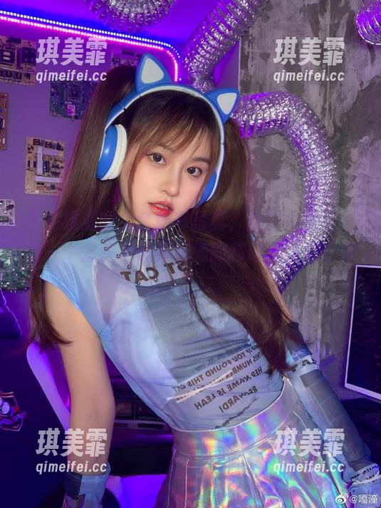 看完嘎潼的全套秘书写真，我脑海里只闪过一个念头，谁会把她的移动文件箱丢掉？