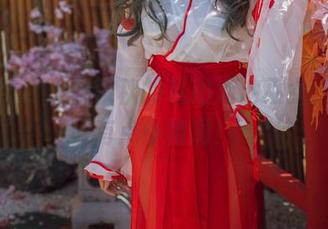 冲浪！夏小秋秋秋的私拍汤池巫女，水中有点小艳啊！