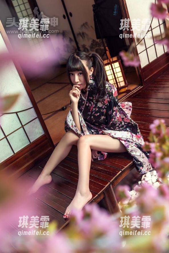 头条女神-果儿Victoria 头条女神 - 若脚步能说话,果儿Victoria的照片会分享些什么呢