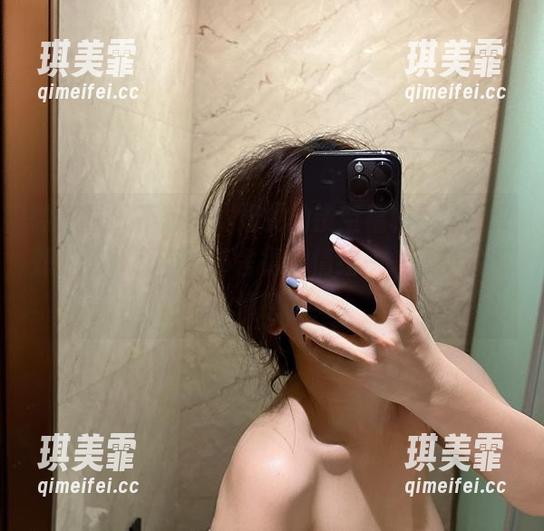 奶雯 微密圈 - 不想说,奶雯的镂空福利图让我又想加购,又有种不舍得的情绪——人类的复杂情感啊!