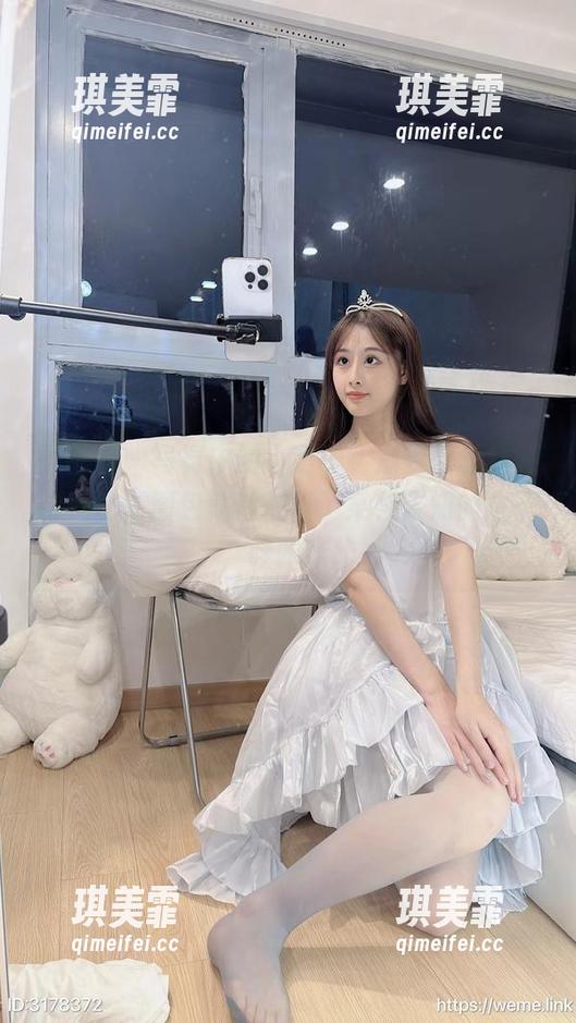 微密圈 - 写真中的小萌子，渐变蓝丝袜吸睛无比，图包就像打开了某种未知的盒子，哇咔咔咔