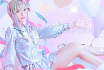 在这个粉色私拍中，尤猫醒醒ovo的眼神有时候让我有点迟疑。