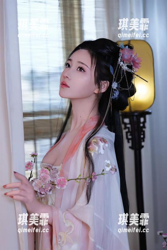 年年Nnian 年年Nnian的连衣裙私拍啊,图集这么好看,我心里默默给5颗星!