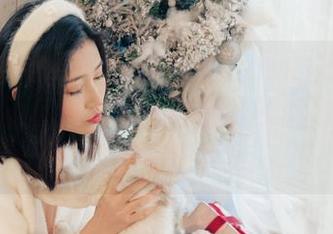 无圣光？别逗了！年年Nnian的奶牛女仆装图集里反而多了一份别样的魔力，简直有点不正经！