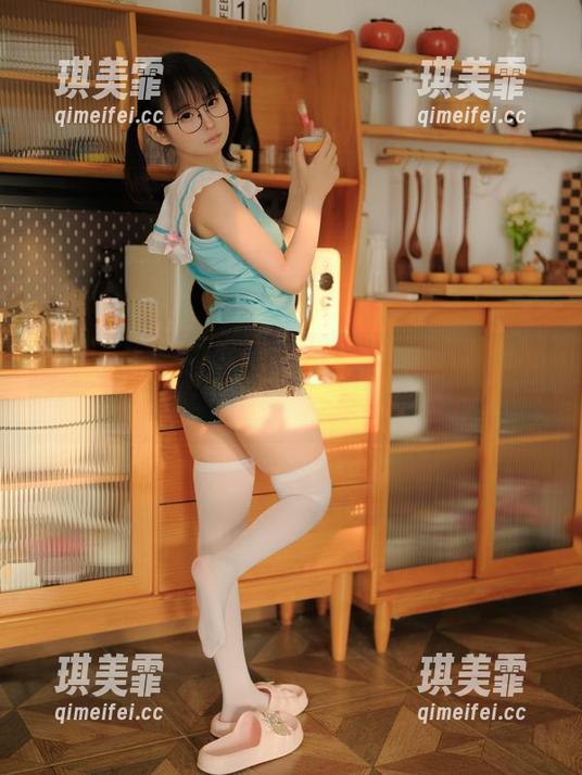 幼水铃衣 幼水铃衣的美脚竟然在线上,原图让人欲罢不能啊!