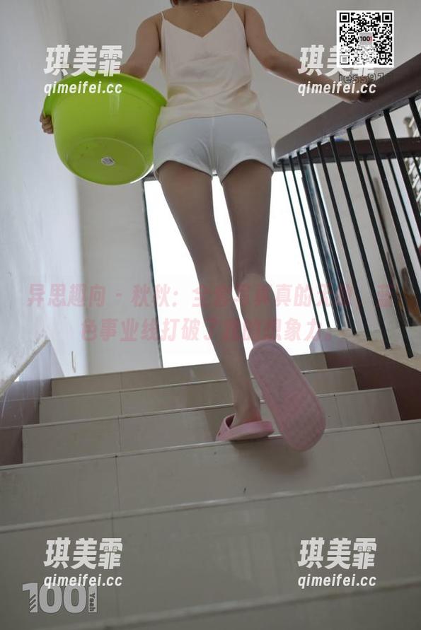 异思趣向-秋秋 异思趣向 - 秋秋:全套写真真的无敌,蓝色事业线打破了我的想象力。