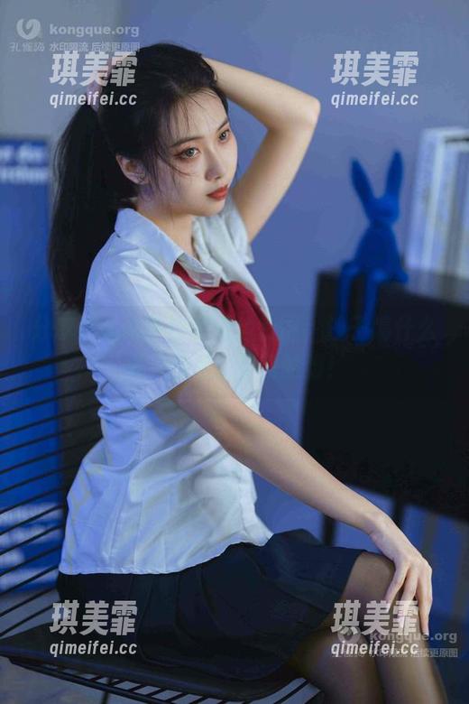 洛桑w伊梓 分享洛桑w伊梓的海边套图,沙子搞什么鬼,总是黏着我的脚!