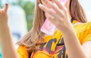 爱丝 – 红裙在手，佳慧和我的网盘共舞的时刻——大家准备好了吗？