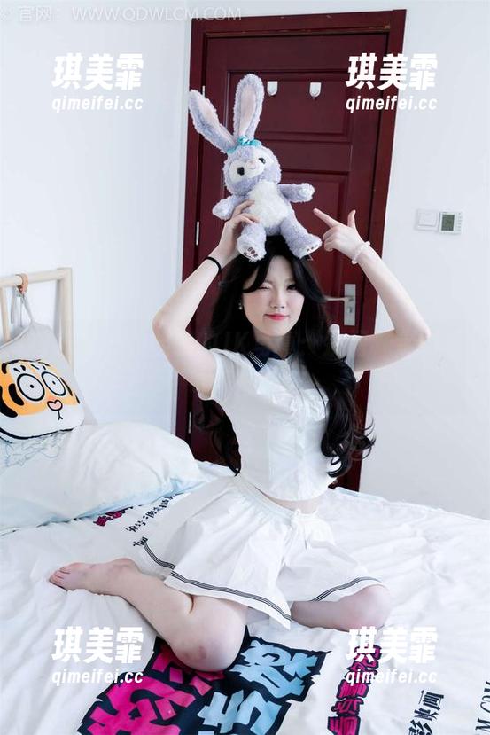物恋传媒 - 佳琪的JK写真：别问，定制后每张都好玩