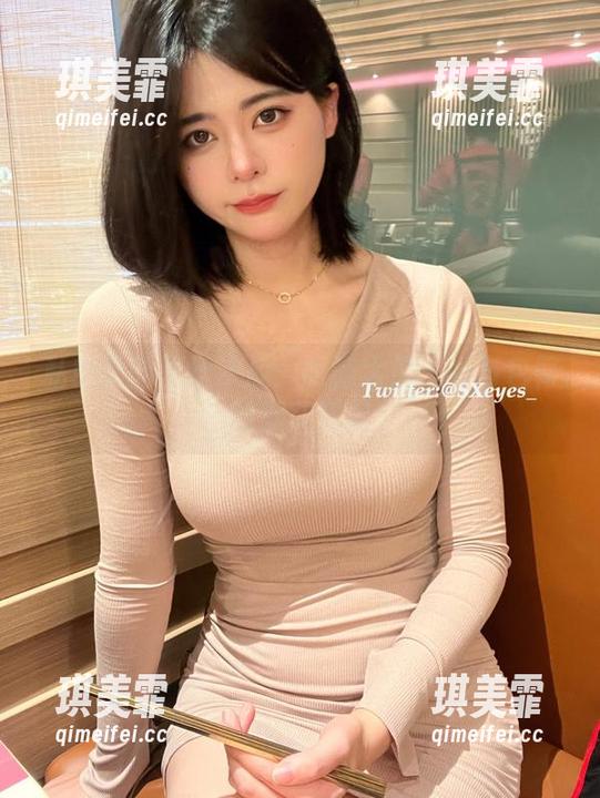私房里的黑丝决战：眼酱大魔王w与包臀的默契搭配