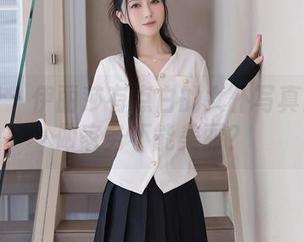 秀人网 – 伊丽莎有点白的女仆写真：谁说做家务不能美丽？