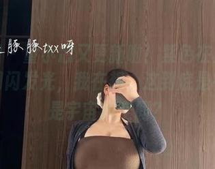 微密圈 – 童小芯又更新啦！紫色在那张图片里闪闪发光，我在想，这到底是衣服还是宇宙的空间？
