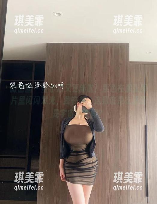童小芯 微密圈 - 童小芯又更新啦!紫色在那张图片里闪闪发光,我在想,这到底是衣服还是宇宙的空间?