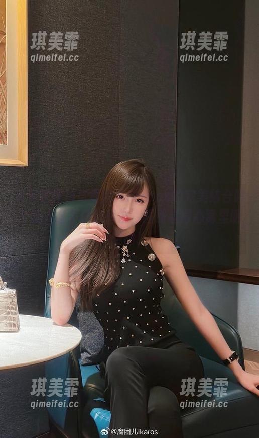 腐团儿Ikaros 你见过红裙与腐团儿Ikaros的完美结合吗?让人忍不住想转发,图册看得心窝里暖暖的!