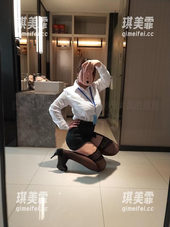自闭颜球球 自闭颜球球的图包:红旗袍与大凤的邂逅,这设定太迷了吧?