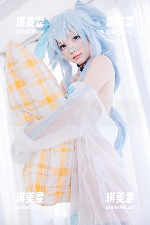 花铃Hana 让花铃Hana的红裙带你嗨翻最新写真集的每一页