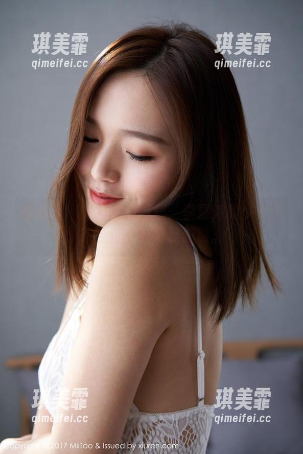 蜜桃社-李颖诗 蜜桃社 - 最新高清图册:李颖诗的少女姿态,甜蜜中略显狡黠。