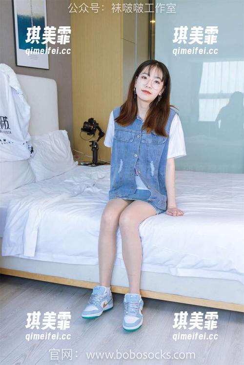 袜啵啵-甜甜圈 袜啵啵 - 甜甜圈的水手服图包:到底是卖萌还是勾人?精选一下评论真有趣。