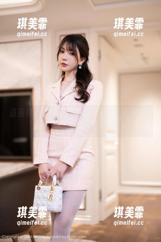 语画界-徐莉芝Booty 语画界 - 徐莉芝Booty的办公室高清图册,办公桌也有心事?