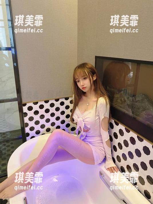 大家快看，图片里的过期米线线用连体衣又带来惊喜了吗？