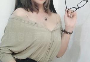 看，她在喝素颜汽水：过期米线线喵的写真图包偷走了我的注意力
