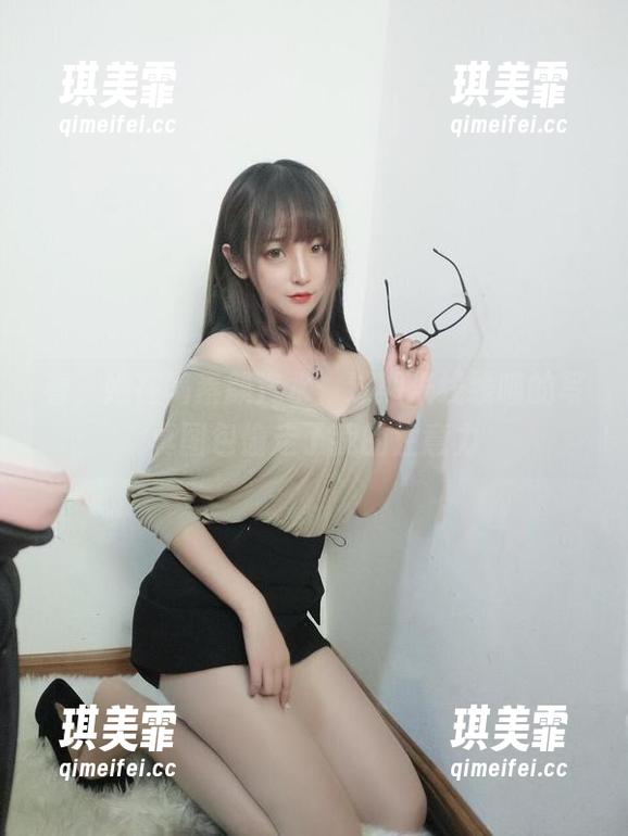 过期米线线喵 看,她在喝素颜汽水:过期米线线喵的写真图包偷走了我的注意力