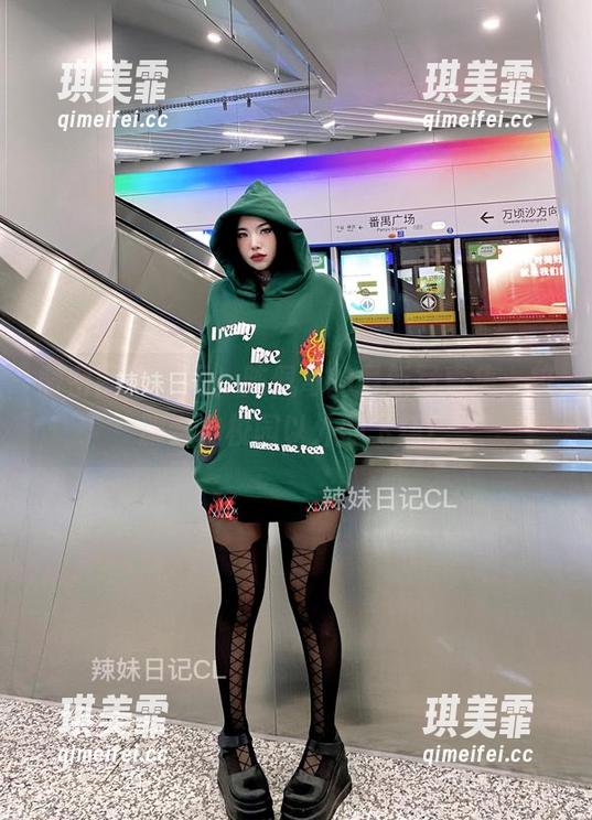 微密圈 - 艾玛！陈佩奇的最新写真集，校服穿出校园以外的飞翔！