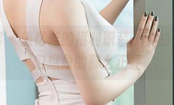 青豆客 – 施忆佳的福利职装，真的不是我们想象的那么正经