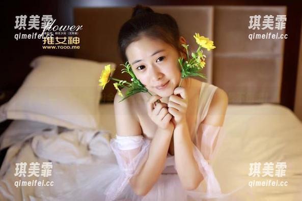青豆客 - 下载一组全套王婉悠Queen，海边风景不错哦！