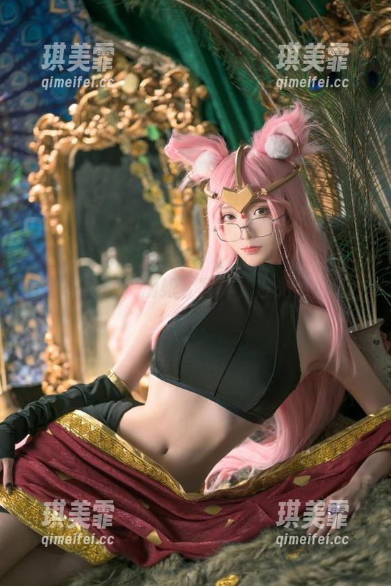 青青子Js的“厨娘”写真，没光也怕谁！