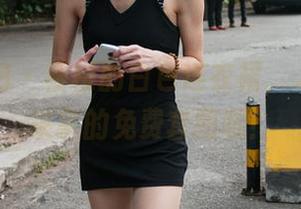 魔镜街拍 – 楼楼的白色连衣裙，人人都能来拿的免费套图哦！