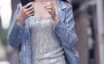 魔镜街拍白色制服合集下载，谁能抗拒这样的视觉诱惑？