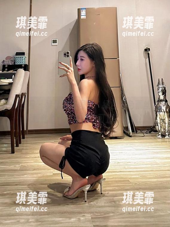 黎允熙 微密圈 - 黎允熙的图集:绿色白色蕾丝,下载此款图,后悔你可别找我哦!